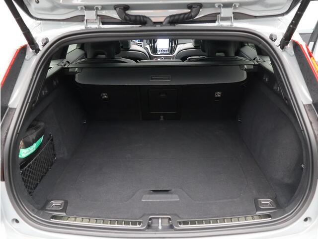 Volvo V60 2.0 T8 Plug-in hybrid AWD Plus Dark / Panoramadak / Head-Up Display / 360 Camera / Sportstoelen / Adaptive Cruise / Stoel+Stuurverwarming /