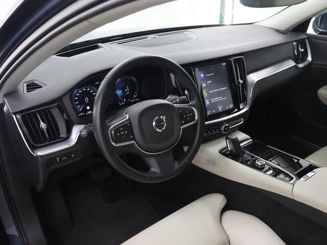 Volvo V60 2.0 T6 Recharge AWD R-Design | Panoramadak | Contourstoelen | HUD | Navigatie | Stoelverwarming | Camera | DAB | Apple CarPlay/Android Auto | Adaptieve Cruise Control | Harman/Kardon | Ele.verstelbare stoel + geheugen |