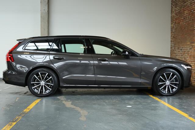 Volvo V60 T6 Plug-in hybrid AWD Plus Dark | Trekhaak | 360 graden camera | Verwarmbare voorstoelen, achterbank en stuurwiel | Premium audio by Harman Kardon | Adaptieve cruise control | Verwarmbare achterbank | Apple carplay/Android auto