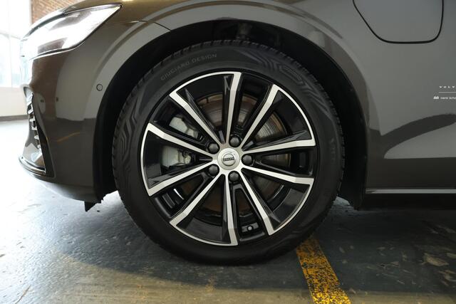 Volvo V60 T6 Plug-in hybrid AWD Plus Dark | Trekhaak | 360 graden camera | Verwarmbare voorstoelen, achterbank en stuurwiel | Premium audio by Harman Kardon | Adaptieve cruise control | Verwarmbare achterbank | Apple carplay/Android auto