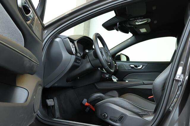 Volvo V60 T6 Plug-in hybrid AWD Plus Dark | Trekhaak | 360 graden camera | Verwarmbare voorstoelen, achterbank en stuurwiel | Premium audio by Harman Kardon | Adaptieve cruise control | Verwarmbare achterbank | Apple carplay/Android auto