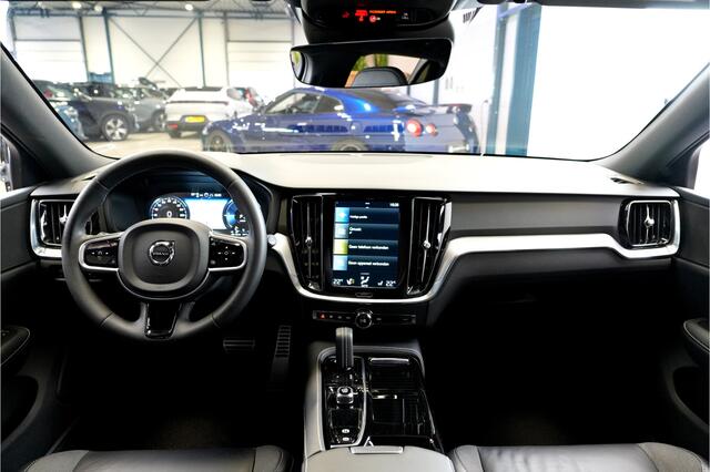 Volvo V60 2.0 T6 AWD Long Range 293kW/399pk Aut8 Recharge R-Design ADAPT.CRUISE + EL.TREKHAAK + SUBWOOFER + DAB+ + LEDER/GAASSTOF + PILOT ASSIST + ADAPT.CRUISE + STOEL-&STUURVERWARMING + CAMERA + PD-GLASS + KEYLESS ENTRY&GO + PARKSENSOREN + 19" LM-VELGEN!!
