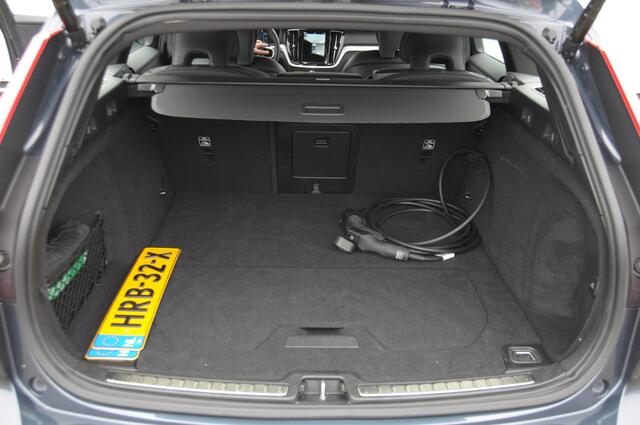 Volvo V60 T6 350PK Automaat AWD Plus Dark / Adaptive cruise control / Elektrische stoelen / Harman Kardon audio / Trekhaak / Pilot assist / BLIS / Stoel en stuur verwarming / Elektrische achterklep / Parkeersensoren met 360 camera / Google infotainment