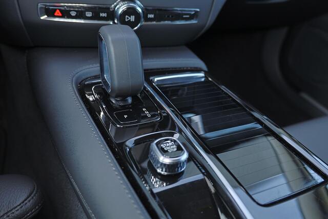 Volvo V60 T6 Recharge AWD Core Bright - IntelliSafe Assist & Surround - 360º Camera - Adaptieve LED koplampen - Verwarmde voorstoelen, stuur & achterbank - Parkeersensoren voor & achter - Elektr. bedienb. voorstoelen met geheugen - 19' LMV