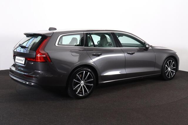 Volvo V60 T6 Recharge AWD Essential Bright - IntelliSafe Assist & Surround - Parkeercamera achter - Verwarmde voorstoelen, stuur & achterbank - Parkeersensoren voor & achter - 18' LMV