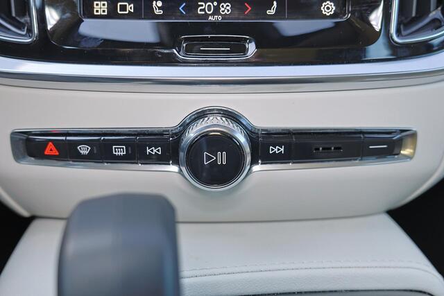 Volvo V60 T6 Recharge AWD Essential Bright - IntelliSafe Assist & Surround - Parkeercamera achter - Verwarmde voorstoelen, stuur & achterbank - Parkeersensoren voor & achter - 18' LMV