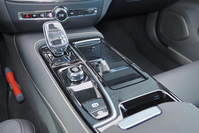 Volvo V60 T6 Recharge AWD Plus Dark - IntelliSafe Assist & Surround - 360º Camera - Harman/Kardon audio - Verwarmde voorstoelen, stuur & achterbank - Parkeersensoren voor & achter - Elektr. bedienb. voorstoelen met geheugen - Elektr. inklapbare trekhaak - 18' LMV