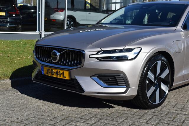 Volvo V60 T6 350PK Plug-in hybrid AWD Essential Bright / 19" Velgen / Lederen bekleding / Stuur & Stoelverwarming /