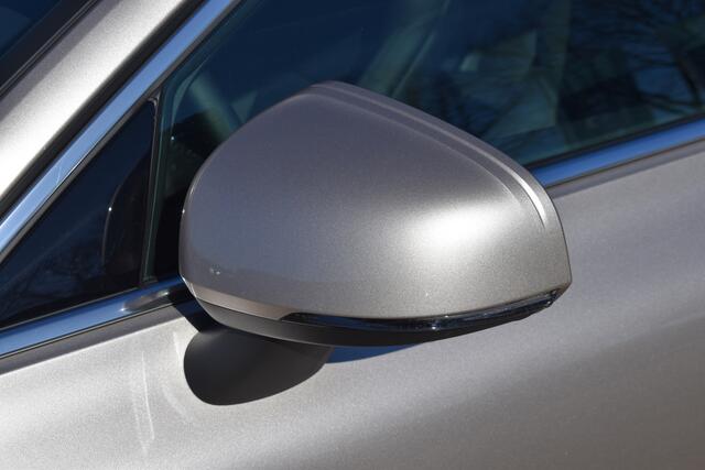 Volvo V60 T6 350PK Plug-in hybrid AWD Essential Bright / 19" Velgen / Lederen bekleding / Stuur & Stoelverwarming /