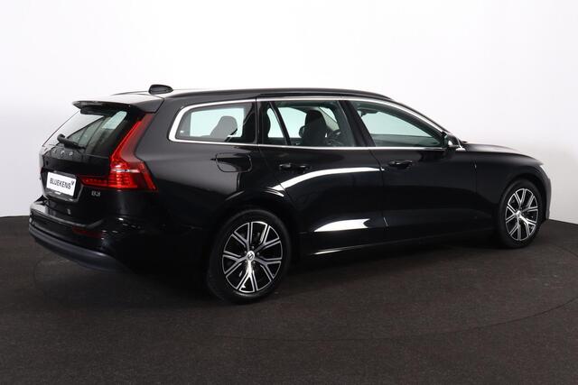 Volvo V60 B3 Core - IntelliSafe Assist & Surround - Parkeercamera achter - Parkeersensoren voor & achter - Draadloze tel. lader - 17' LMV