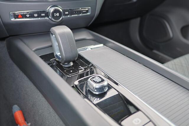 Volvo V60 B3 Core - IntelliSafe Assist & Surround - Parkeercamera achter - Parkeersensoren voor & achter - Draadloze tel. lader - 17' LMV