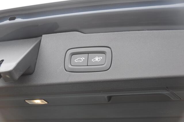 Volvo V60 T6 350PK Automaat AWD Plus Dark / Adaptive cruise control / Elektrische stoelen / Harman Kardon audio / Trekhaak / Pilot assist / BLIS / Stoel en stuur verwarming / Elektrische achterklep / Parkeersensoren met 360 camera / Google infotainment