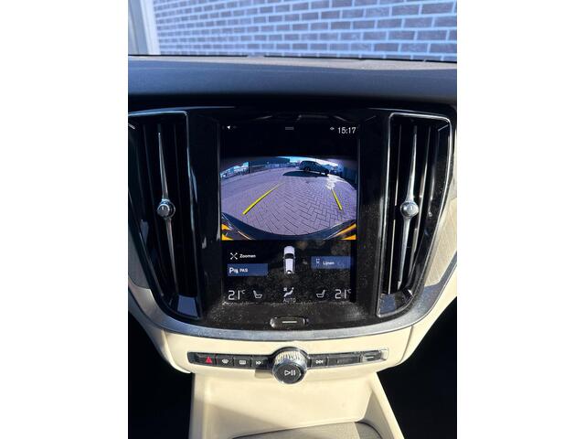 Volvo V60 2.0 B4 Plus Bright | Navigatie | Apple Carplay | Android Auto | Lederen Bekleding | Stoelverwarming | Achteruitrijcamera | Parkeersensoren | Lichtmetalen Velgen | Keyless Entry | Elektrische Achterklep