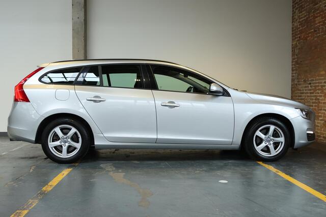 Volvo V60 T3 Polar+ | 100% dealeronderhouden | Stoel-/ stuurwielverwarming | Verwarmde achterbank | Trekhaak | Cruise Control | Navigatie | Bluetooth Telefonie & Multimedia | Lichtmetalen Velgen | Climate Control