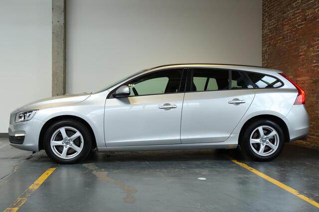 Volvo V60 T3 Polar+ | 100% dealeronderhouden | Stoel-/ stuurwielverwarming | Verwarmde achterbank | Trekhaak | Cruise Control | Navigatie | Bluetooth Telefonie & Multimedia | Lichtmetalen Velgen | Climate Control