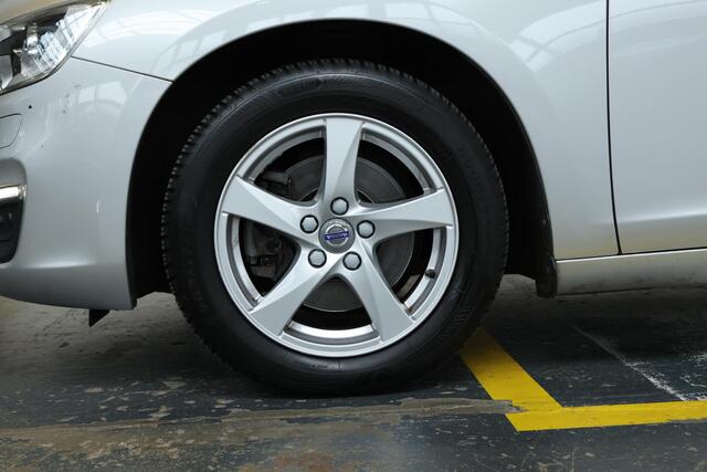 Volvo V60 T3 Polar+ | 100% dealeronderhouden | Stoel-/ stuurwielverwarming | Verwarmde achterbank | Trekhaak | Cruise Control | Navigatie | Bluetooth Telefonie & Multimedia | Lichtmetalen Velgen | Climate Control