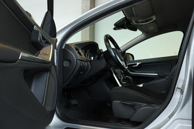 Volvo V60 T3 Polar+ | 100% dealeronderhouden | Stoel-/ stuurwielverwarming | Verwarmde achterbank | Trekhaak | Cruise Control | Navigatie | Bluetooth Telefonie & Multimedia | Lichtmetalen Velgen | Climate Control