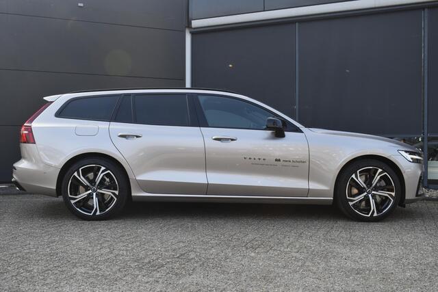 Volvo V60 2.0 T8 Plug-in hybrid AWD Ultra Dark Panorama/schuifdak | 360 camera | Extra getint glas achter | Elektrische stoelen met geheugen functie | Elektrische achterklep | BLIS