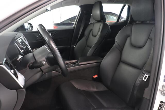 Volvo V60 2.0 B3 Momentum Advantage | Camera | Adaptieve Cruise | Lederen bekleding | Pack Winter |