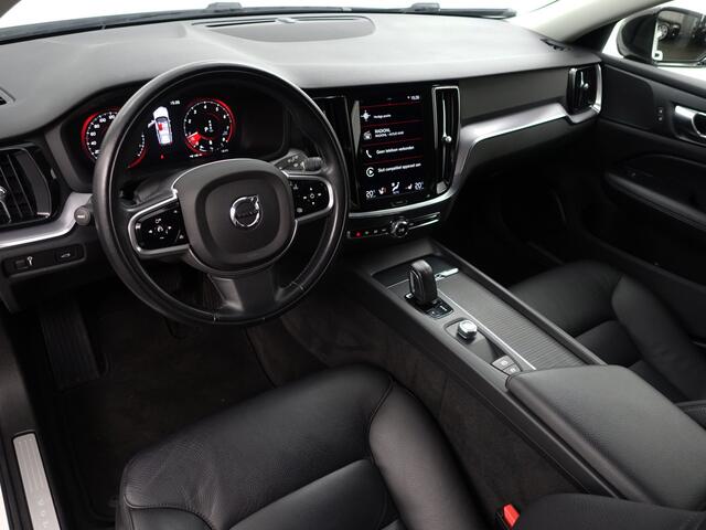 Volvo V60 2.0 B3 R Design Aut- Stuur/Stoelverwarming, Carplay, Android Auto, Elek Trekhaak, Blis, Lane Assist