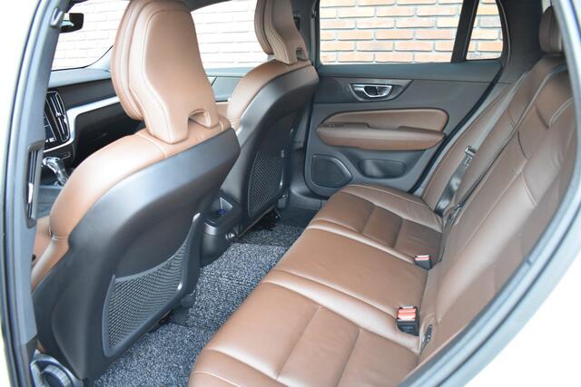 Volvo V60 T5 252PK Automaat Momentum | Scandinavian Line | Lederen bekleding | Park Assist |