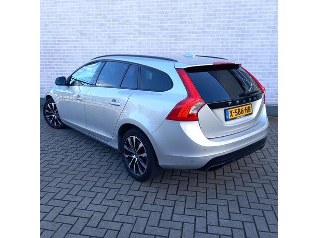 Volvo V60 2.0 T3 Polar+ | Stoelverwarming Voor | Getint Glas | Parkeersensoren Voor en Achter | Navigatie | DAB | Verwarmde Voorruit |
