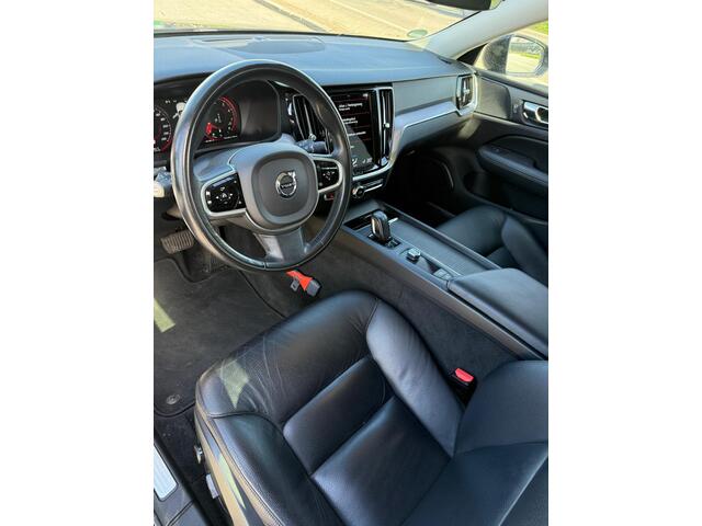 Volvo V60 2.0 B3 Business Pro | Trekhaak | Lederen Bekleding | Stoelverwarming | BLIS | Cruise Control Adaptief | Achteruitrijcamera | Parkeersensoren | Keyless Entry | Navigatie | Apple Carplay | Android Auto