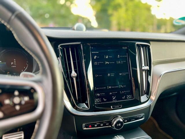 Volvo V60 T8 Twin Engine AWD Polestar Engineered | Plug-in Hybrid (PHEV) | Trekhaak | Head-Up Display | Stoelverwarming | Navigatie | Bowers & Wilkins Audio | Keyless Entry | Elektrisch Verstelbare Sportstoelen | Dodehoekdetectie | Adaptieve Cruise Control | 360 Gr