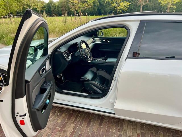 Volvo V60 T8 Twin Engine AWD Polestar Engineered | Plug-in Hybrid (PHEV) | Trekhaak | Head-Up Display | Stoelverwarming | Navigatie | Bowers & Wilkins Audio | Keyless Entry | Elektrisch Verstelbare Sportstoelen | Dodehoekdetectie | Adaptieve Cruise Control | 360 Gr