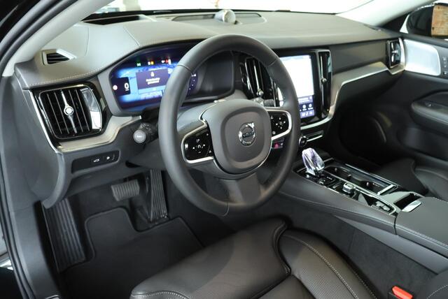 Volvo V60 T8 Plug-in hybrid AWD Ultra Dark | Bowers & Wilkins Premium Audio | Stoelverwarming | 360° Parkeercamera | Parkeersensoren voor + achter | Massage in voorstoelen | Semi Electrische Wegklapbare Trekhaak | Google Infotainment | 19'' Lichtmetalen velgen