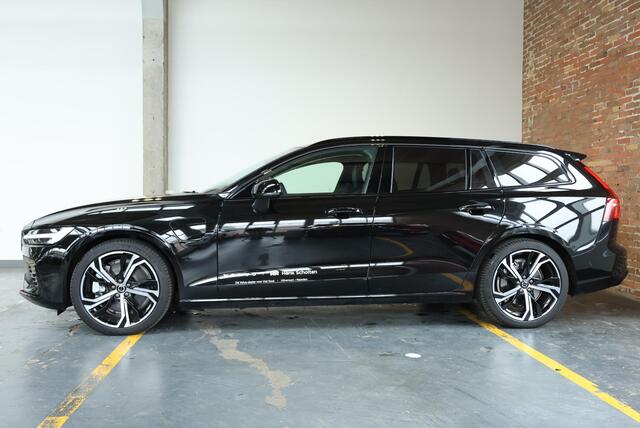 Volvo V60 T8 Plug-in hybrid AWD Ultra Dark | Bowers & Wilkins Premium Audio | Stoelverwarming | 360° Parkeercamera | Parkeersensoren voor + achter | Massage in voorstoelen | Semi Electrische Wegklapbare Trekhaak | Google Infotainment | 19'' Lichtmetalen velgen