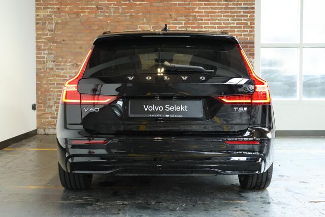Volvo V60 T8 Plug-in hybrid AWD Ultra Dark | Bowers & Wilkins Premium Audio | Stoelverwarming | 360° Parkeercamera | Parkeersensoren voor + achter | Massage in voorstoelen | Semi Electrische Wegklapbare Trekhaak | Google Infotainment | 19'' Lichtmetalen velgen