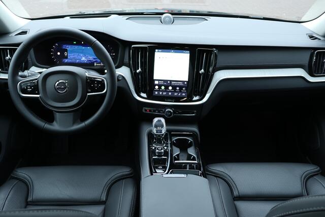 Volvo V60 T8 Plug-in hybrid AWD Ultra Dark | Bowers & Wilkins Premium Audio | Stoelverwarming | 360° Parkeercamera | Parkeersensoren voor + achter | Massage in voorstoelen | Semi Electrische Wegklapbare Trekhaak | Google Infotainment | 19'' Lichtmetalen velgen