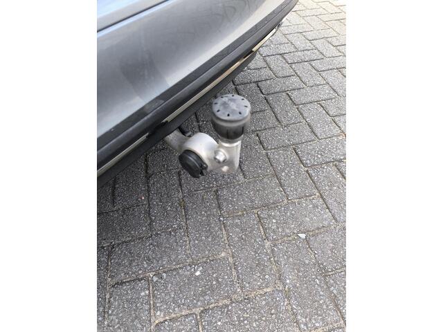 Volvo V60 2.0 B3 Momentum Leder, stoel en stuurverwarming, trekhaak inklapbaar, nieuwe banden, carplay & aidroid, DAB+, 1e eigenaar