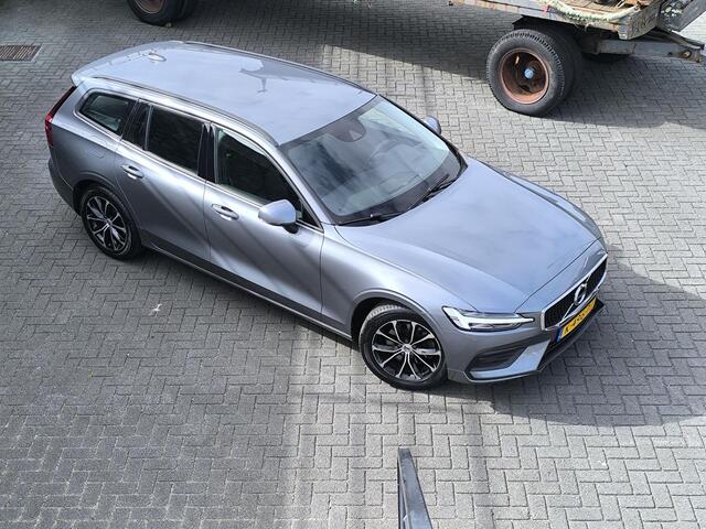 Volvo V60 2.0 B3 Momentum Leder, stoel en stuurverwarming, trekhaak inklapbaar, nieuwe banden, carplay & aidroid, DAB+, 1e eigenaar