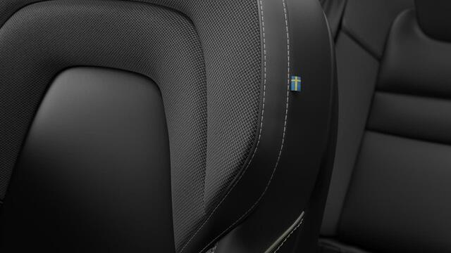 Volvo V60 2.0 T6 Plug-in hybrid AWD Ultra Dark | Sportstoelen | Schuif-/Kanteldak | Full-LED | Adaptieve Cruise Control | Head-Up Display | Stoelverwarming Voor en Achter | 19" | Getint Glas | Harman Kardon Audio | BLIS |