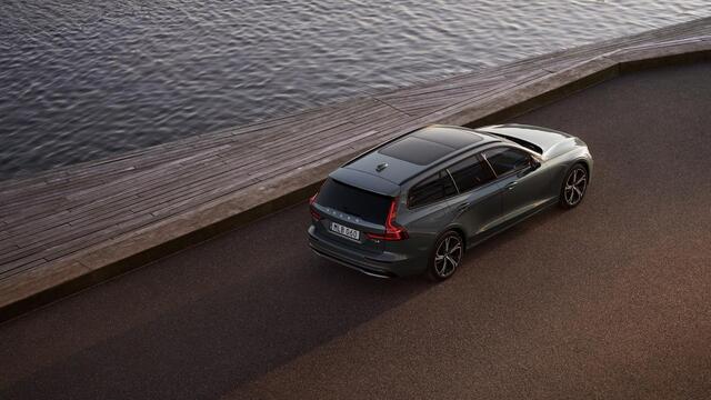 Volvo V60 2.0 T6 Plug-in hybrid AWD Ultra Dark | Sportstoelen | Schuif-/Kanteldak | Full-LED | Adaptieve Cruise Control | Head-Up Display | Stoelverwarming Voor en Achter | 19" | Getint Glas | Harman Kardon Audio | BLIS |