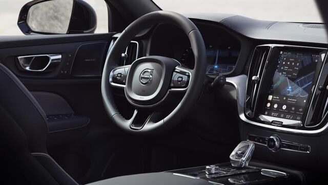 Volvo V60 2.0 T6 Plug-in hybrid AWD Ultra Dark | Sportstoelen | Schuif-/Kanteldak | Full-LED | Adaptieve Cruise Control | Head-Up Display | Stoelverwarming Voor en Achter | 19" | Getint Glas | Harman Kardon Audio | BLIS |