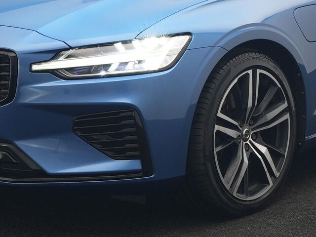 Volvo V60 T6 Recharge AWD R-Design PHEV 340pk Dealer O.H. | Trekhaak Af Fabriek | Panodak | Adaptive Cruise | 360 Camera | Lederen Sportstoelen Memory & Verwarmd | Keyless | Blis | Stuur Verwarmd | Apple Carplay | Navigatie | DAB | Plug In Hybrid |