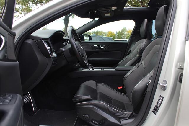 Volvo V60 2.0 T5 R-Design / Trekhaak / Panoramadak / Camera / Leder / Harman Kardon / 20'' / Keyless / CarPlay / Stuurverwarming / Stoelverwarming 4x / DAB / Dodehoek / Cruise Control