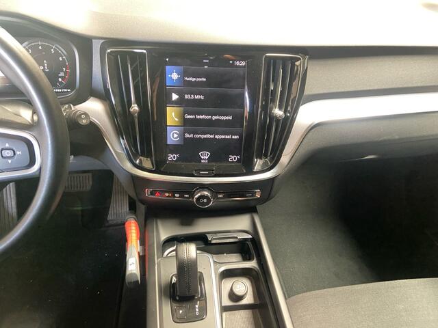 Volvo V60 2.0 B3 Momentum Advantage Carplay, Android Auto, Trekhaak, Virtual cockpit, Privacy Glass