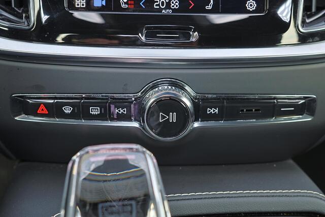Volvo V60 T6 Recharge AWD Plus Dark - IntelliSafe Assist & Surround - 360º camera - Harman/Kardon audio - Verwarmde voorstoelen, stuur & achterbank - Parkeersensoren voor & achter - Elektr. bedienb. voorstoelen met geheugen - Semi elektr. inklapbare trekhaak - 18' 