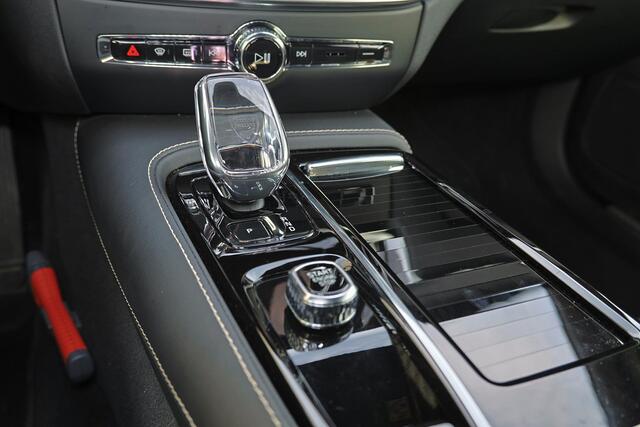 Volvo V60 T6 Recharge AWD Plus Dark - IntelliSafe Assist & Surround - 360º camera - Harman/Kardon audio - Verwarmde voorstoelen, stuur & achterbank - Parkeersensoren voor & achter - Elektr. bedienb. voorstoelen met geheugen - Semi elektr. inklapbare trekhaak - 18' 