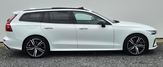 Volvo V60 2.0 T6 Recharge AWD R-Design Head Up - Stoelventilatie voor - Luxe lederen bekleding - Panorama Dak - 2000 KG Trekgewicht - Harman Kardon Sound Systeem - Camera achter - Lighting Pack - Privacy glass - 19 Licht metaal - Elektrisch bedienbare voorstoelen 