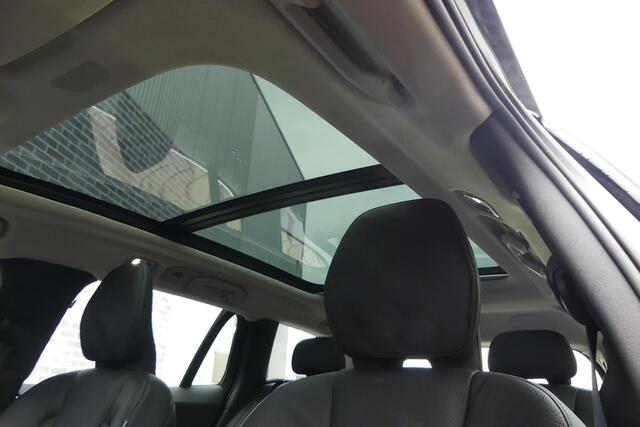 Volvo V60 2.0 B3 Inscription | Harman Kardon Audio | Schuif-/Kanteldak | Elektrisch Bedienbare Stoelen | Parkeersensoren Voor en Achter | Parkeercamera | Verwarmbare Stoelen Voor en Achter | Stuurverwarming |
