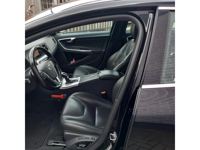 Volvo V60 2.0 T4 Summum | Adaptieve Cruise Control | Stoel-/Stuurverwarming | Parkeersensoren Voor en Achter | Parkeercamera | Keyless Entry | Trekhaak |