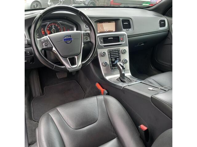 Volvo V60 2.0 T4 Summum | Adaptieve Cruise Control | Stoel-/Stuurverwarming | Parkeersensoren Voor en Achter | Parkeercamera | Keyless Entry | Trekhaak |