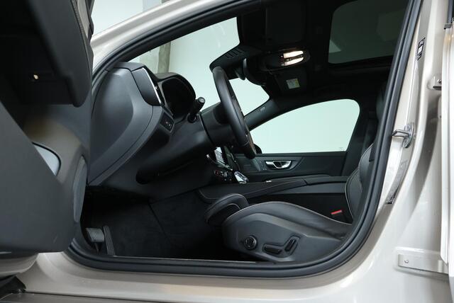 Volvo V60 T8 Automaat Plug-in hybrid AWD Plus Dark | Semi-Electrische Wegklapbare Trekhaak | Harman Kardon Premium Audio | 360° Parkeercamera | Parkeersensoren voor + achter | Stoelverwarming | Panoramadak | Head-Up Display .