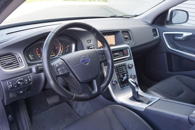 Volvo V60 2.0 D3 Kinetic AUTOMAAT - Climate / Navi / Cruise / Stoelverw. / Parkeers. / Lm velgen