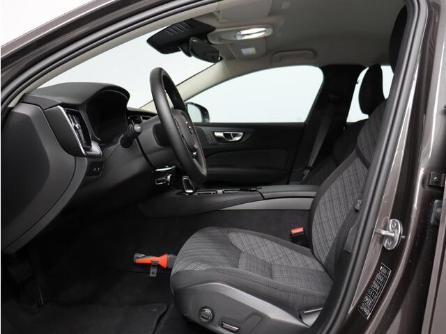 Volvo V60 T6 350PK Recharge AWD Core Bright / Adaptive Cruise / BLIS / Verwarmbare Voorstoelen + Stuurwiel / 19" Wielen / Keyless /